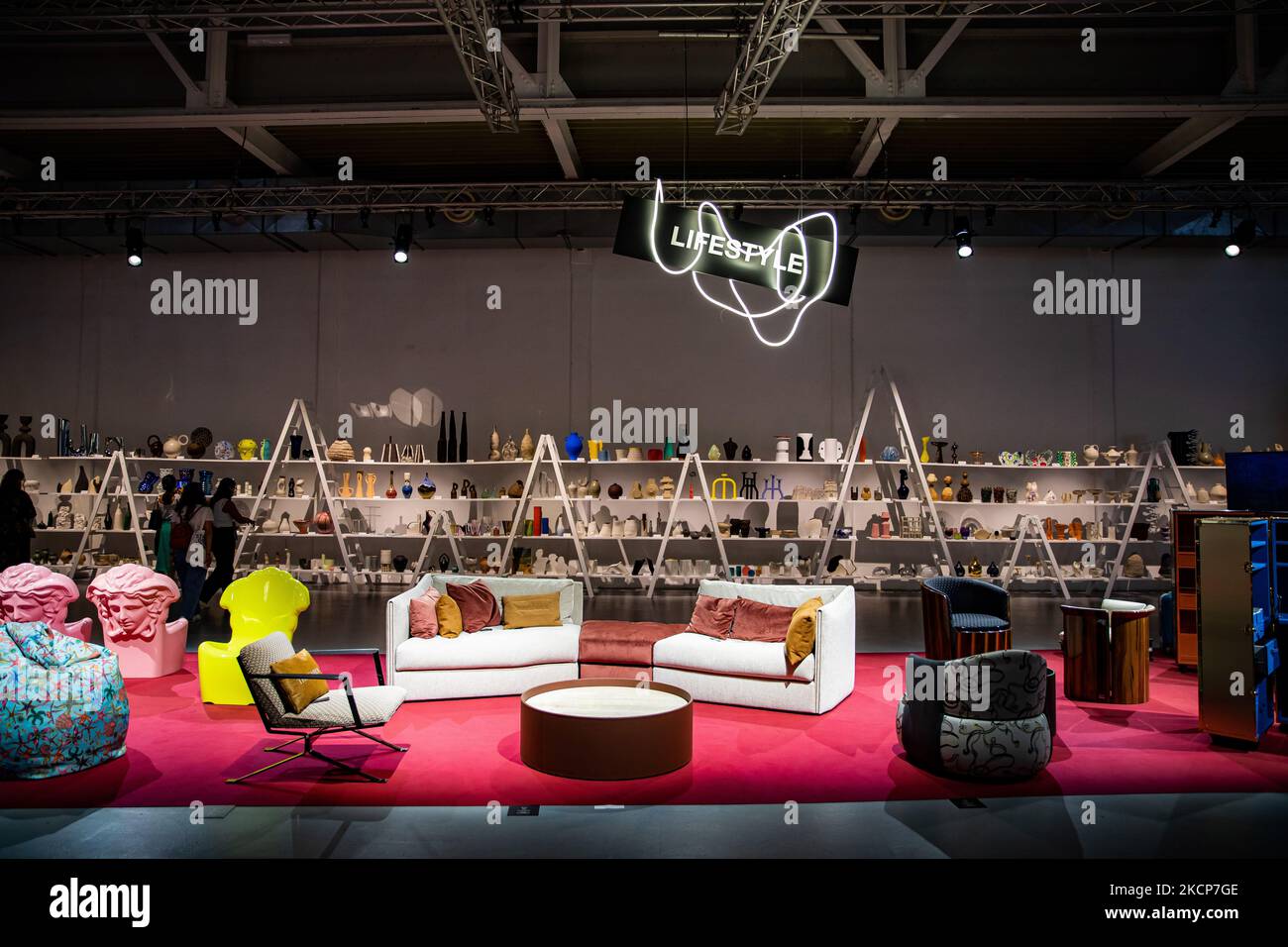 Gesamtansicht der Ausstellung SuperDesign Show im Superstudio Più während der Fuorisalone für die Milan Design Week 2021 am 07. September 2021 in Mailand, Italien. (Foto von Alessandro Bremec/NurPhoto) Stockfoto