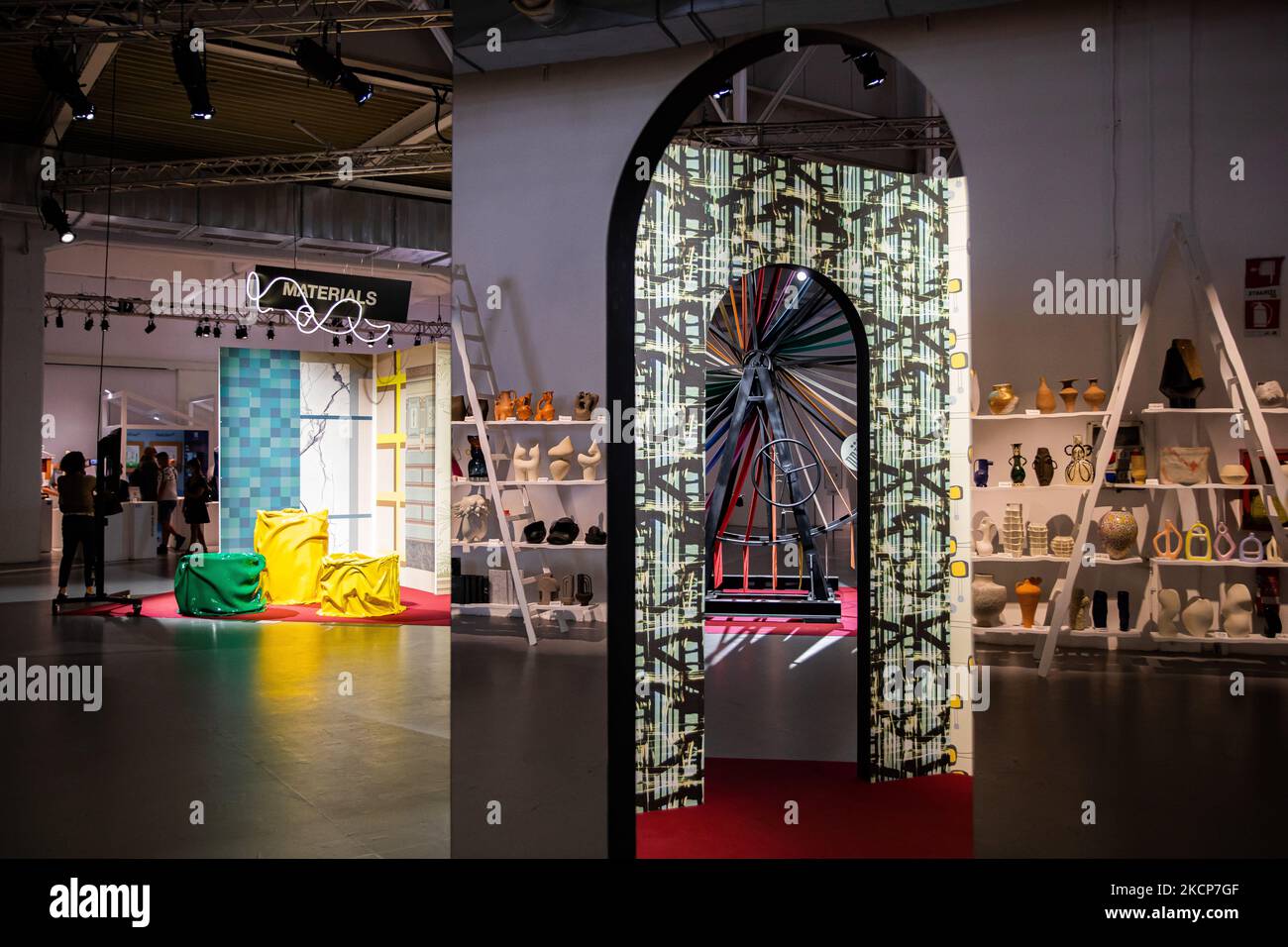 Gesamtansicht der Ausstellung SuperDesign Show im Superstudio Più während der Fuorisalone für die Milan Design Week 2021 am 07. September 2021 in Mailand, Italien. (Foto von Alessandro Bremec/NurPhoto) Stockfoto