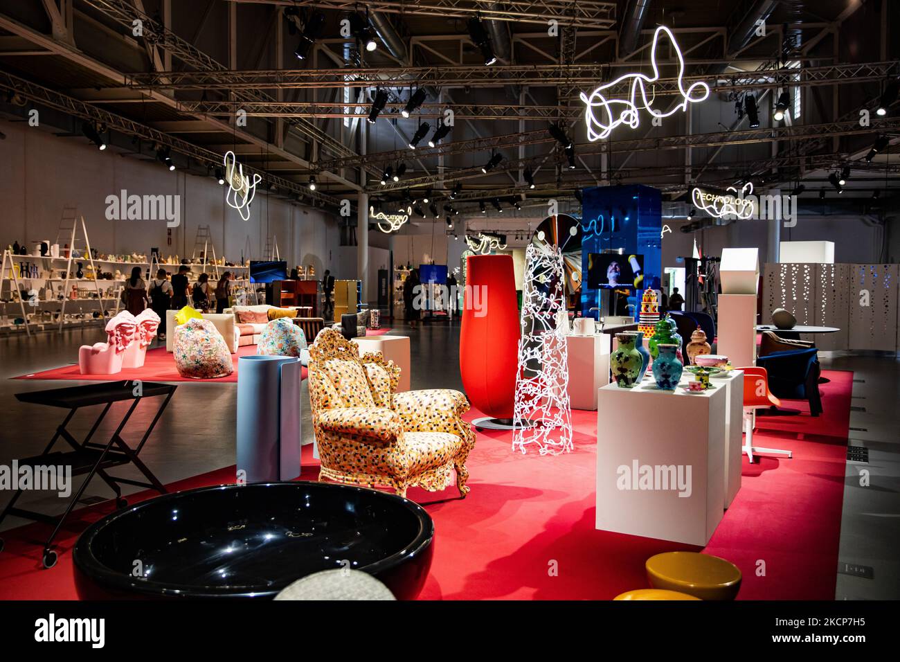 Gesamtansicht der Ausstellung SuperDesign Show im Superstudio Più während der Fuorisalone für die Milan Design Week 2021 am 07. September 2021 in Mailand, Italien. (Foto von Alessandro Bremec/NurPhoto) Stockfoto