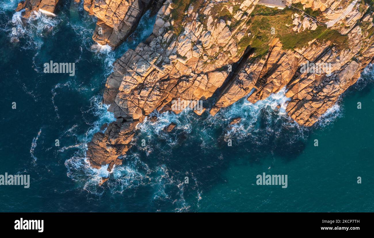 Luftdrohnen-Landschaftsbild des Minnack Theatre Vorgewende um den Porthcurno-Strand in Cornwall England bei Sonnenaufgang Stockfoto