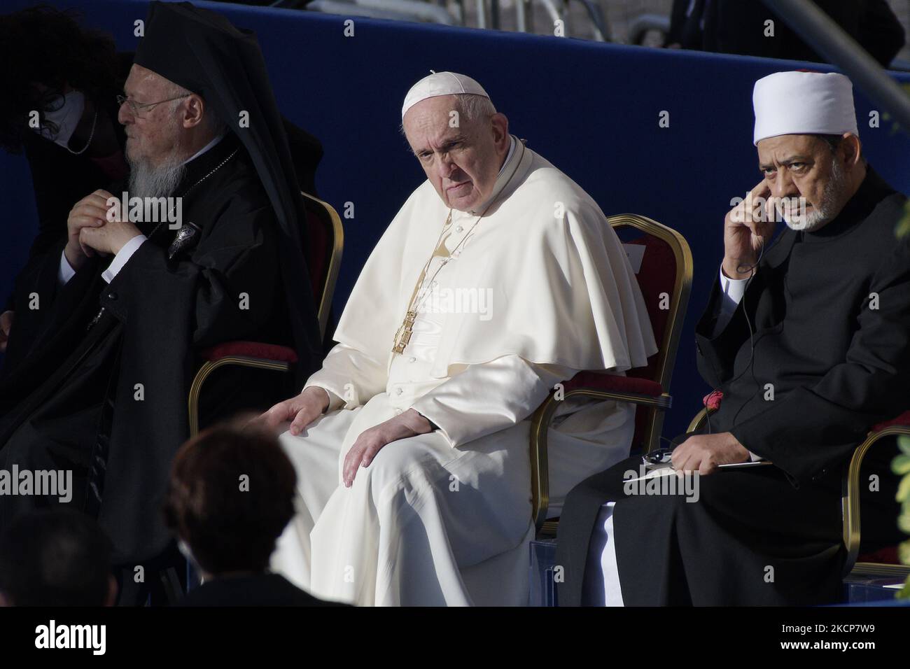 (Von L) Ökumenische Patriarch Bartholomäus I von Konstantinopel, Papst Franziskus, und ägyptischen islamischen Gelehrten und der aktuelle Grand Imam der al-Azhar-Moschee, Scheich Ahmed Al-Tayeb während Gebet und Treffen für den Frieden, gefördert durch die Gemeinschaft von Santâ €™Egidio, am 7. Oktober 2021 durch das Kolosseum-Denkmal in Rom. (Foto von Massimo Valicchia/NurPhoto) Stockfoto