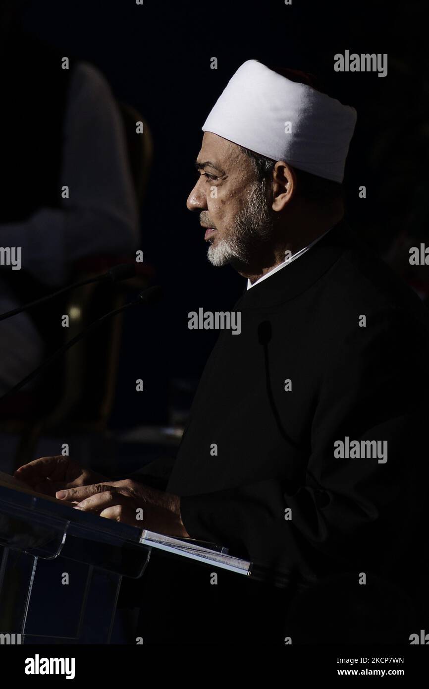 Ägyptischer Islamischer Gelehrter und der aktuelle Grand Imam der al-Azhar-Moschee, Scheich Ahmed Al-Tayeb nimmt an einem Gebet und Treffen für den Frieden, gefördert durch die Gemeinschaft von Santâ €™Egidio, am 7. Oktober 2021 durch das Kolosseum-Denkmal in Rom. (Foto von Massimo Valicchia/NurPhoto) Stockfoto
