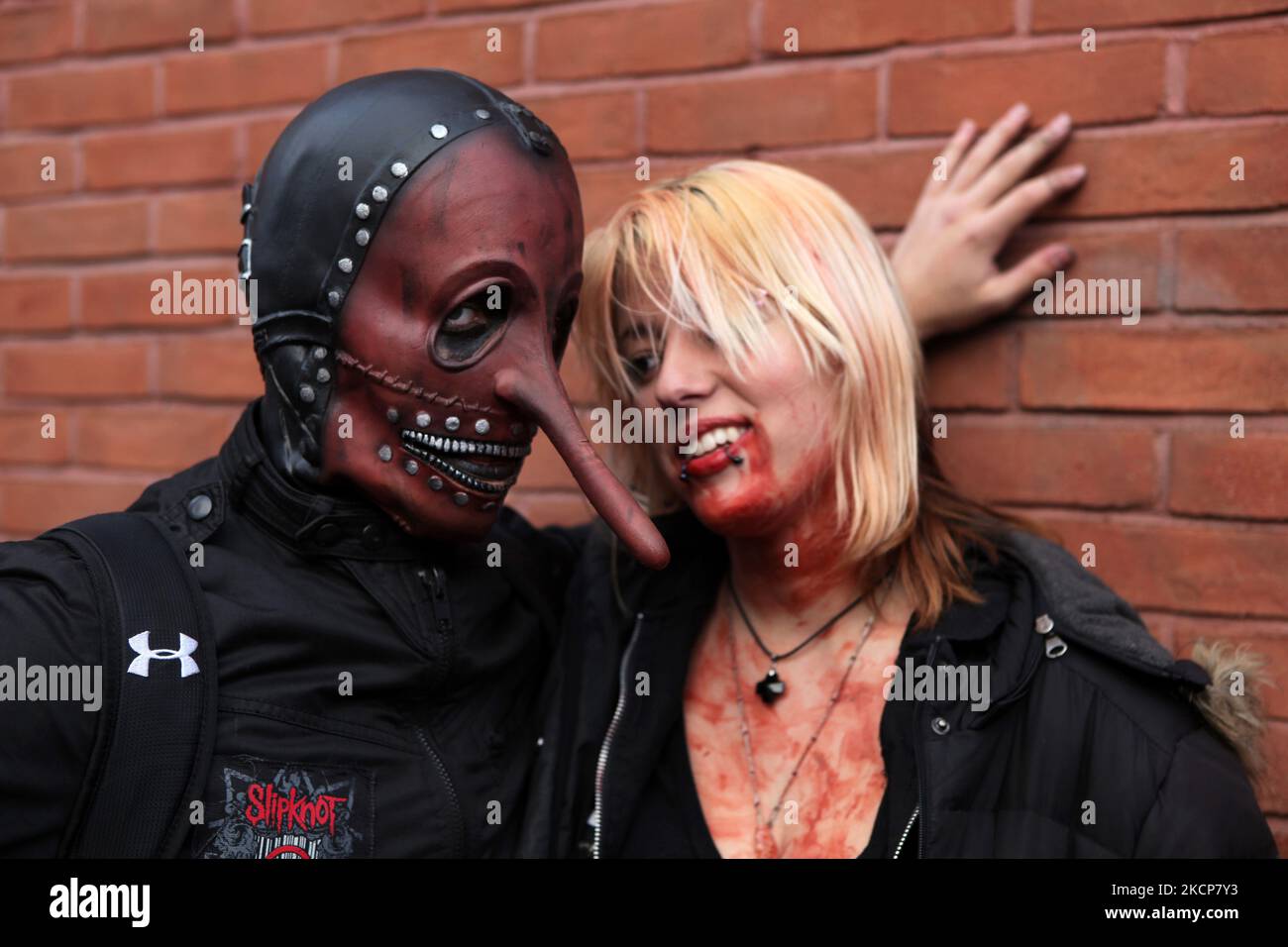 Der Mann mit einer Gummimaske und langer Nase posiert mit seiner Freundin auf dem Weg zu einer Halloween-Kostümparty in Toronto, Ontario, Kanada. (Foto von Creative Touch Imaging Ltd./NurPhoto) Stockfoto