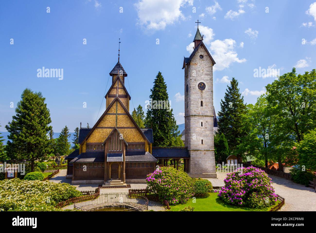 Der alte norwegische Tempel und der Glockenturm wurden zu Karpacz in die polnischen Berge verlegt Stockfoto