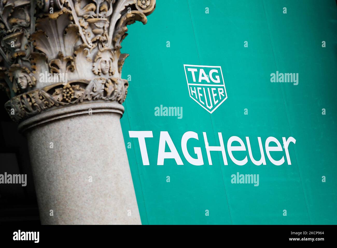 DAS TAG Heuer-Logo ist am 6. Oktober 2021 in der Nähe des Stores in Mailand, Italien, zu sehen. (Foto von Jakub Porzycki/NurPhoto) Stockfoto
