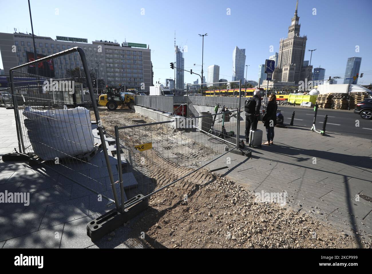 Die Bauarbeiten finden am 08. Oktober 2021 in Warschau, Polen, statt. Die Stadt Warschau reduziert den Verkehr auf einem der verkehrsreichsten und zentralsten Kreisverkehr, dem Rondo Dmowskiego, um mehr Platz für Fußgänger und Radfahrer zu schaffen. (Foto von STR/NurPhoto) Stockfoto