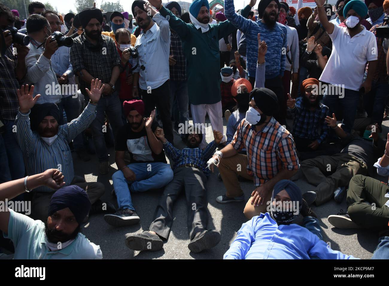 Sikh-Trauernde protestieren vor dem zivilen Sekretariat, als sie am 8. Oktober 2021 die Leiche des getöteten Schulleitern Subinder Kaur in Srinagar, dem indischen Verwaltungsgebiet Kaschmir, tragen. Zwei Lehrer wurden am 07. Oktober 2021 von mutmaßlichen Militanten in einer Regierungsschule im Sangam-Gebiet von Srinagar getötet. (Foto von Muzamil Mattoo/NurPhoto) Stockfoto Sikh-Trauernde protestieren vor dem zivilen Sekretariat, als sie am 8. Oktober 2021 die Leiche des getöteten Schulleitern Subinder Kaur in Srinagar, dem indischen Verwaltungsgebiet Kaschmir, tragen. Zwei Lehrer wurden am 07. Oktober 2021 von mutmaßlichen Militanten in einer Regierungsschule im Sangam-Gebiet von Srinagar getötet. (Foto von Muzamil Mattoo/NurPhoto) Stockfoto