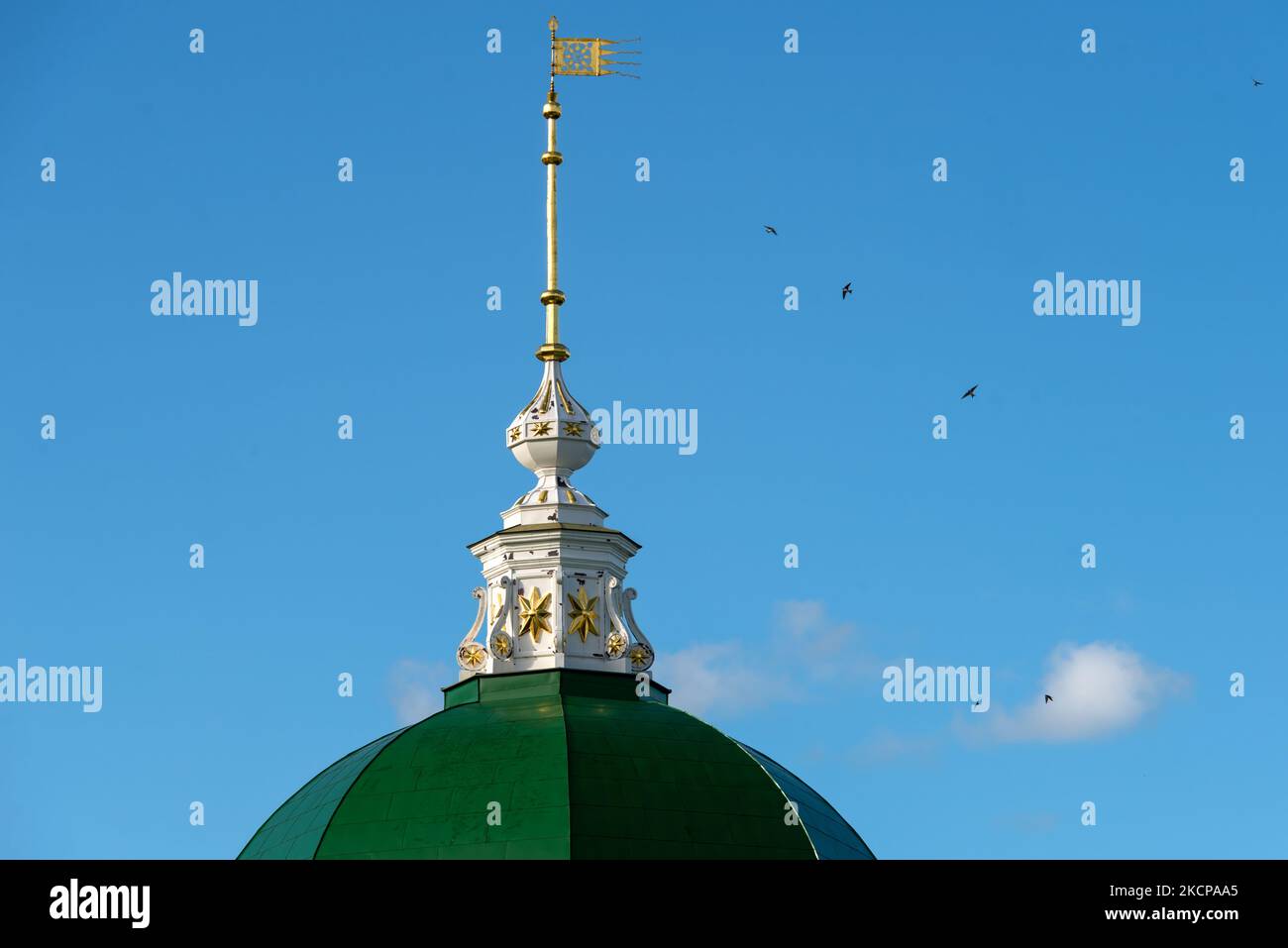 Die Kuppel des Klosterturms mit der Wetterfahne im Nikolo-Peschnoschski Kloster Stockfoto