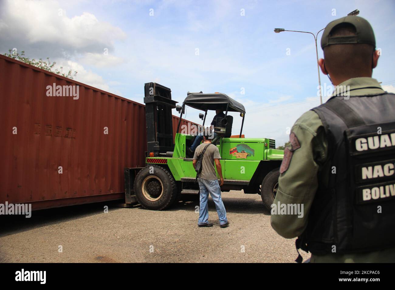 Ein Gabelstapler führt die Entfernung von conteiner, die den Durchgang auf der internationalen Brücke Francisco de Paula in UreÃ±a.. 08. Oktober 2021. Im Rahmen des von der Exekutivvizepräsidentin Delcy RodrÃ­guez und dem Kongressabgeordneten Freddy Bernal angekündigten Prozesses zur kommerziellen Öffnung der kolumbianisch-venezolanischen Grenze wurde mit der Entfernung von Containern auf der internationalen Brücke Francisco de Paula Santander in der Gemeinde Pedro MarÃ­a UreÃ±A in Venezuela begonnen. Am vergangenen Montag, den 4. Oktober, wurde die gleiche Aktion durchgeführt, um die Container aus der SimÃ³n BolÃ­var inte zu entfernen Stockfoto