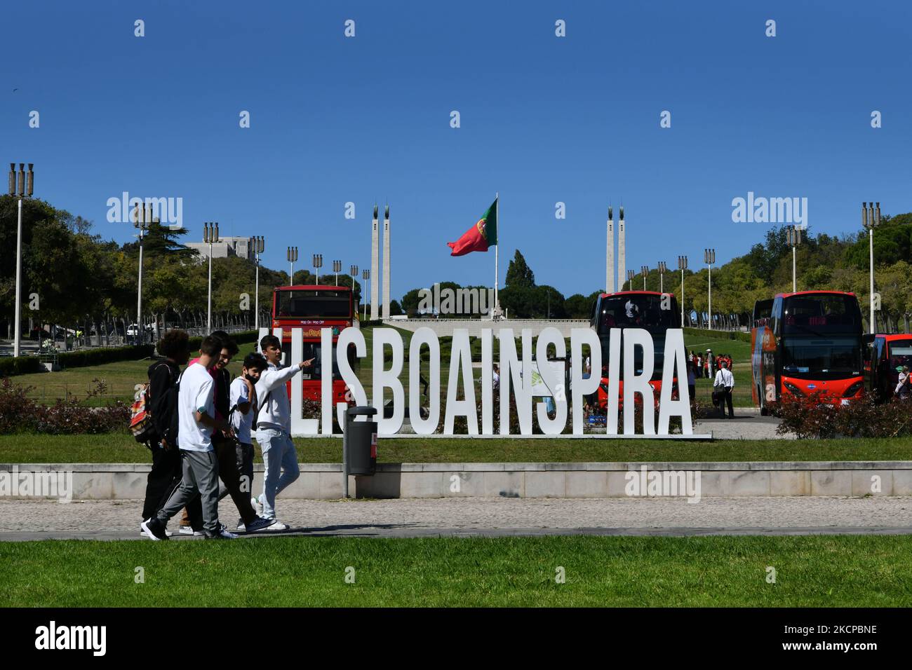Die Menschen gehen in der Nähe des Platzes Eduardo VII in Lissabon. 07. Oktober 2021. Portugal hat etwa neun Millionen Menschen mit mindestens einer Dosis des Covid-19-Impfstoffs geimpft, was 87 % der Bevölkerung entspricht, so der Impfbericht der Generaldirektion Gesundheit (DGS). (Foto von Jorge Mantilla/NurPhoto) Stockfoto