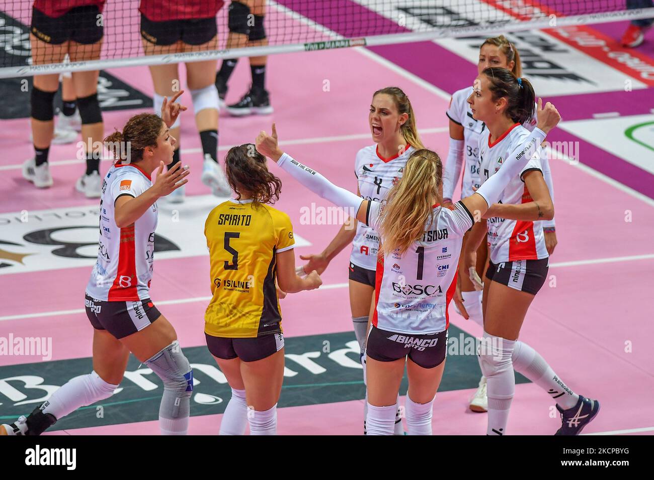 TeamBosca Cuneo feiert nach einem Punkt beim Volleyball Italian Serie A1 Frauen-Match Bosca S.Bernardo Cuneo gegen Acqua&Sapone Roma Volley Club am 10. Oktober 2021 in der Pala Ubi Banca in Cuneo, Italien (Foto by Danilo Vigo/LiveMedia/NurPhoto) Stockfoto