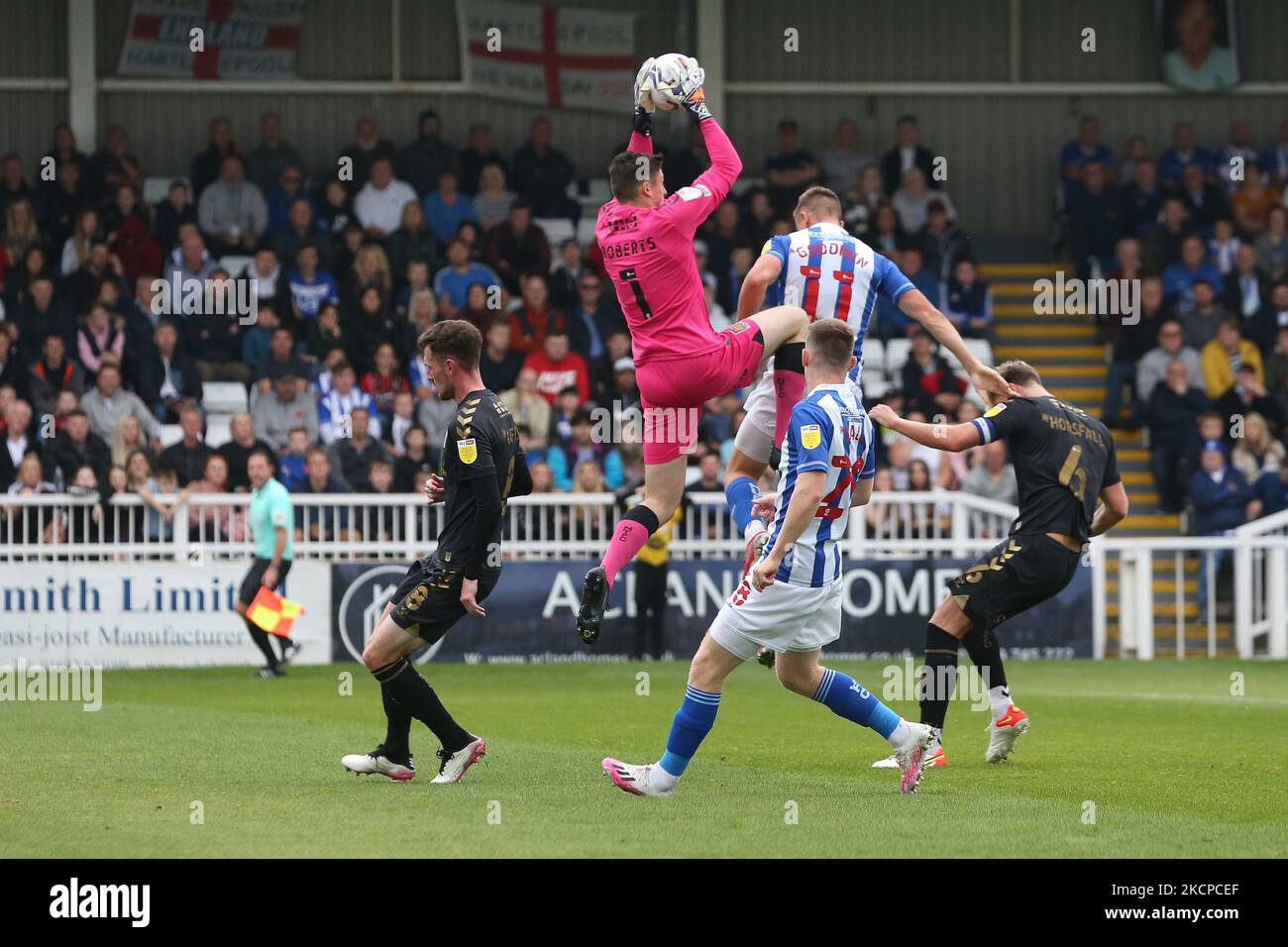 Liam Roberts von Northampton Town behauptet ein Kreuz unter dem Druck von will Goodwin während des Spiels der Sky Bet League 2 zwischen Hartlepool United und Northampton Town im Victoria Park, Hartlepool am Samstag, 9.. Oktober 2021. (Foto von Mark Fletcher/MI News/NurPhoto) Stockfoto