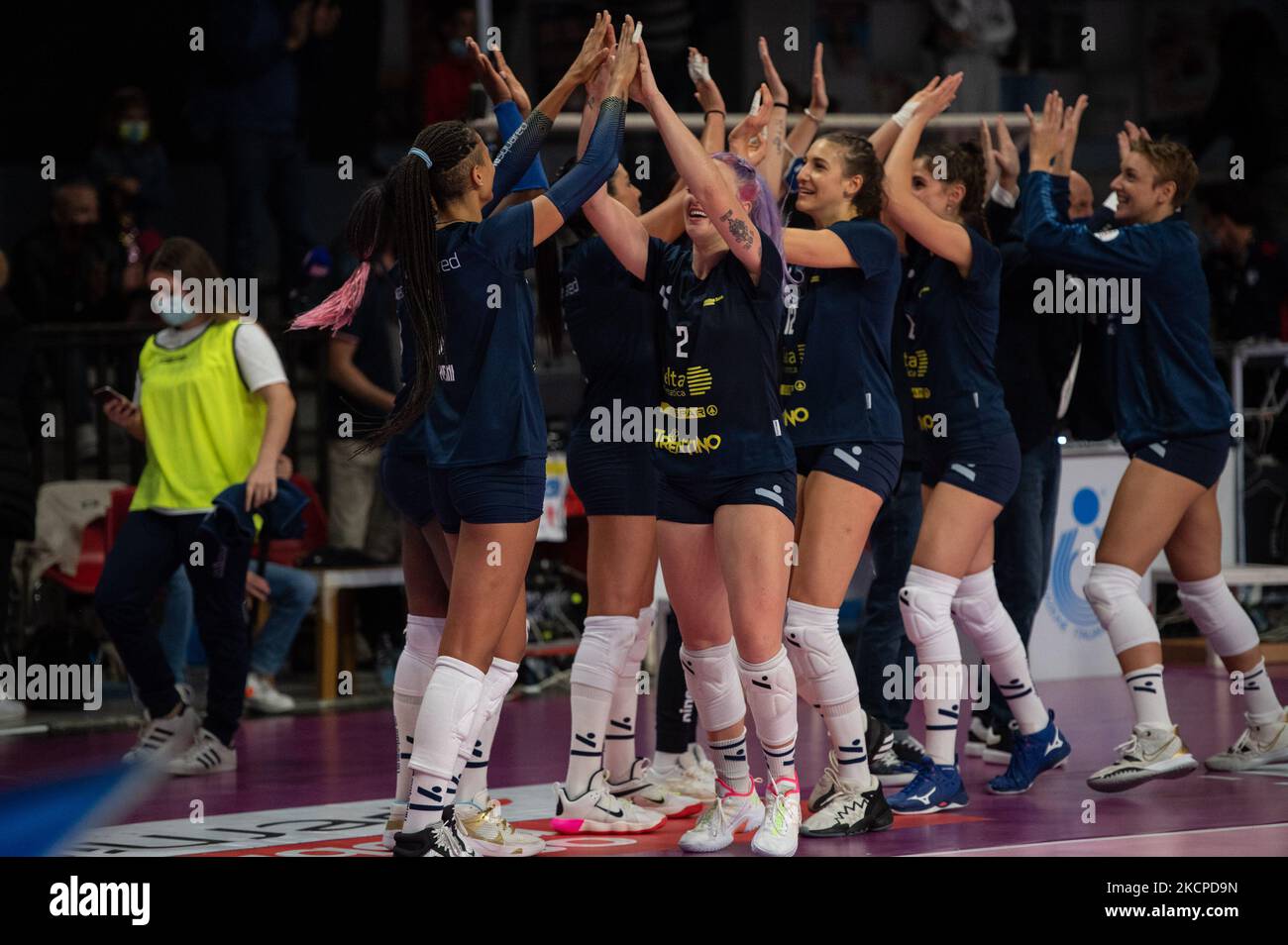 Passiert am Ende des Spiels. Delta Despar Trentino gewinnt 3-1 das erste Spiel der Saison beim Volleyball Italian Serie A1 Frauenspiel Volley Bergamo 1991 gegen Delta Despar Trentino am 10. Oktober 2021 im Palazzetto dello Sport in Bergamo, Italien (Foto: Silvia Colombo/LiveMedia/NurPhoto) Stockfoto