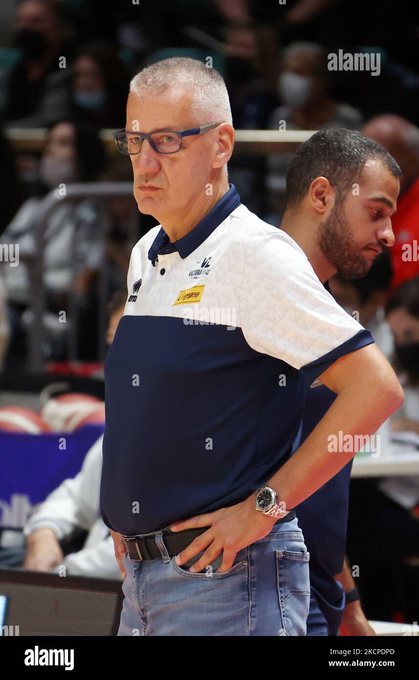 Aza Petrovic (Cheftrainer von Carpegna Prosciutto Pesaro) während der Serie A1 italienischen LBA Basketball-Meisterschaft Spiel Kigili Fortitudo Bologna gegen. Carpegna Prosciutto Victoria Libertas Pallacanestro Pesaro im Sportpalast Paladozza - Bologna, 10. Oktober 2021 (Foto: Michele Nucci/LiveMedia/NurPhoto) Stockfoto
