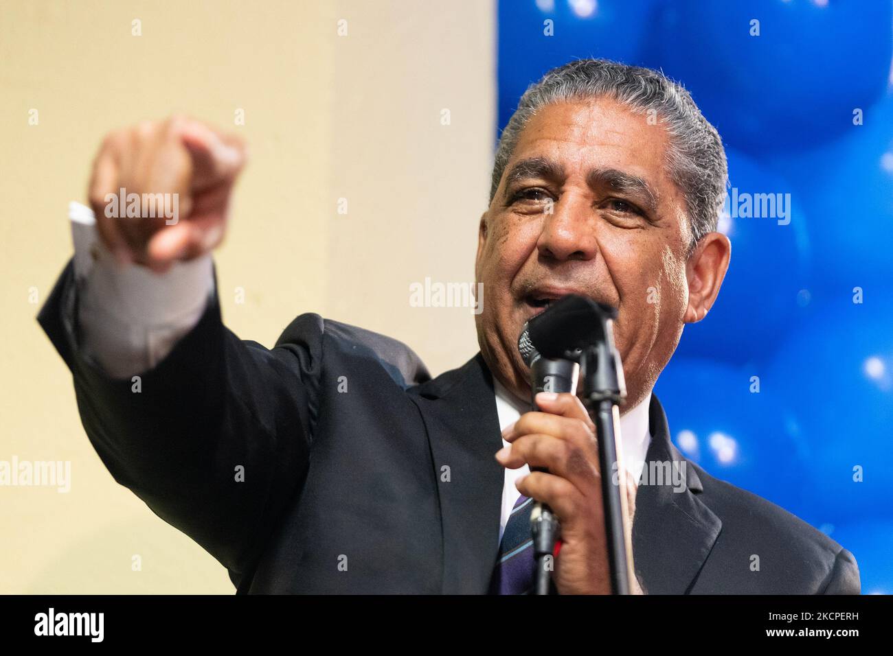 New York, New York, USA. 4.. November 2022. Der Kongressabgeordnete Adriano Espaillat spricht bei der Wahlkampfveranstaltung von Gouverneur Kathy Hochul im Fort George Community Enrichment Center auf Washington Heights (Bildquelle: © Lev Radin/Pacific Press via ZUMA Press Wire) Bildquelle: ZUMA Press, Inc./Alamy Live News Stockfoto