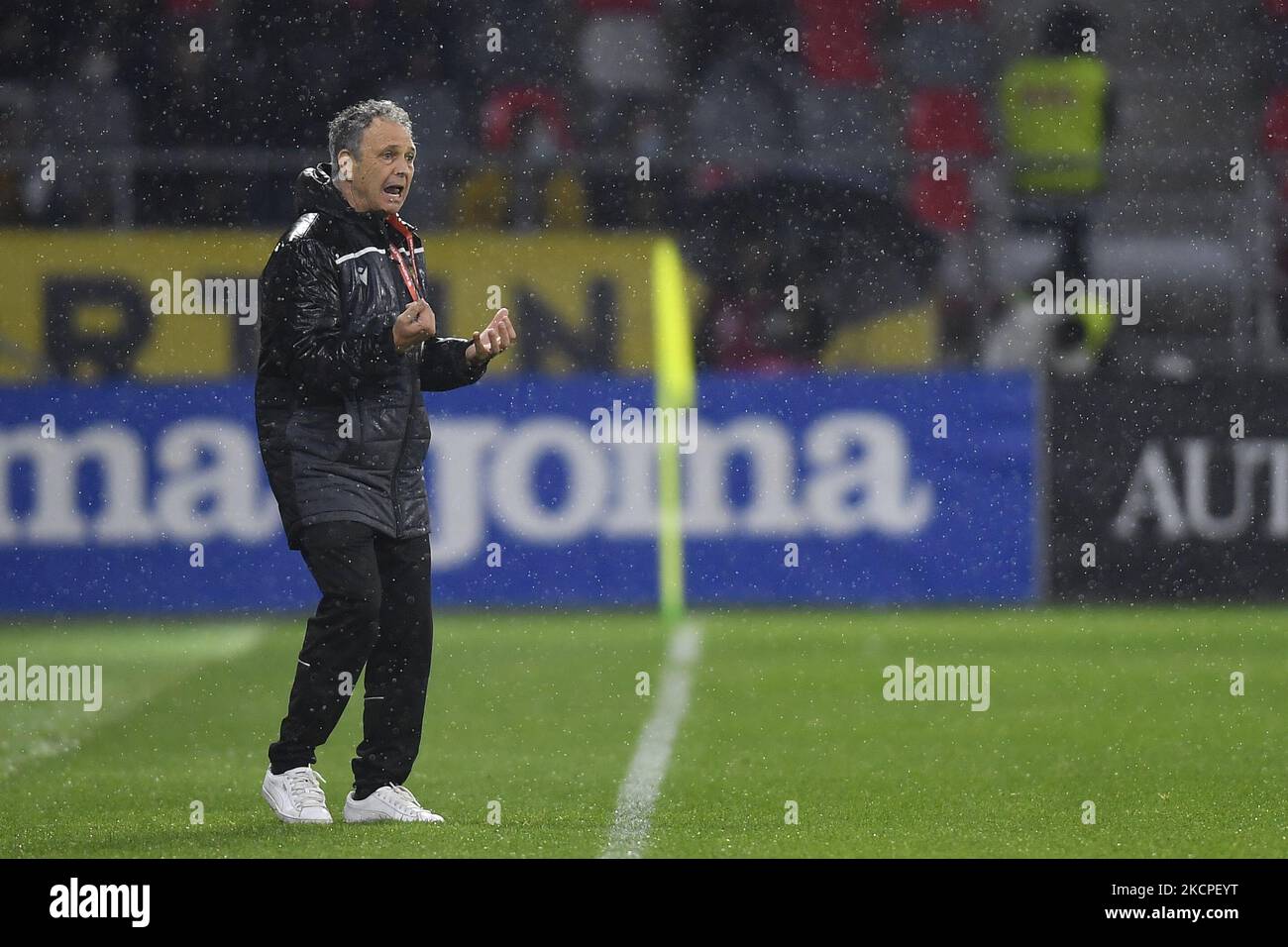 Armeniens Cheftrainer Luca Pairetto während des FIFA World Cup Qatar 2022 Qualification Group J Fußballspiels zwischen Rumänien und Armenien am 11. Oktober 2021 in Bukarest, Rumänien. (Foto von Alex Nicodim/NurPhoto) Stockfoto