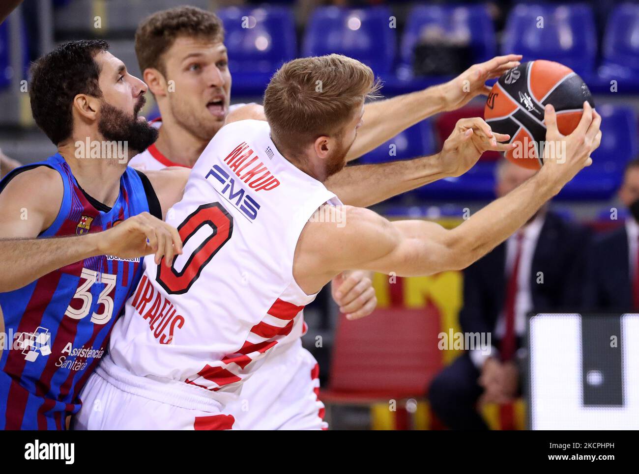 Thomas Walkup und Nikola Mirotic während des Spiels zwischen dem FC Barcelona und Olympiacos BC, entsprechend der 3. Woche der Euroleague, spielten am 13.. Oktober 2021 im Palau Blaugrana in Barcelona, Spanien. -- (Foto von Urbanandsport/NurPhoto) Stockfoto