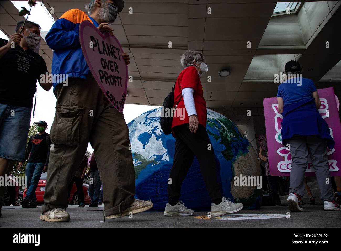 Umweltaktivisten versammeln sich am 13. Oktober 2021 vor dem Mount Vernon Square Convention Center in Washington, D.C. während der Jahrestagung der Association of the United States Army. Die Aktion ist Teil einer Woche von Protesten, diese Proteste fordern Budgetkürzungen an das Finanzjahr, um den Verbrauch fossiler Brennstoffe zu reduzieren. (Foto von Bryan Olin Dozier/NurPhoto) Stockfoto