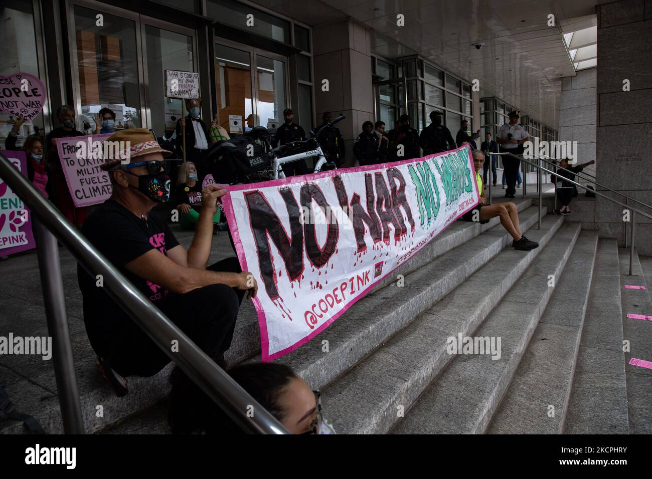 Umweltaktivisten versammeln sich am 13. Oktober 2021 vor dem Mount Vernon Square Convention Center in Washington, D.C. während der Jahrestagung der Association of the United States Army. Die Aktion ist Teil einer Woche von Protesten, diese Proteste fordern Budgetkürzungen an das Finanzjahr, um den Verbrauch fossiler Brennstoffe zu reduzieren. (Foto von Bryan Olin Dozier/NurPhoto) Stockfoto