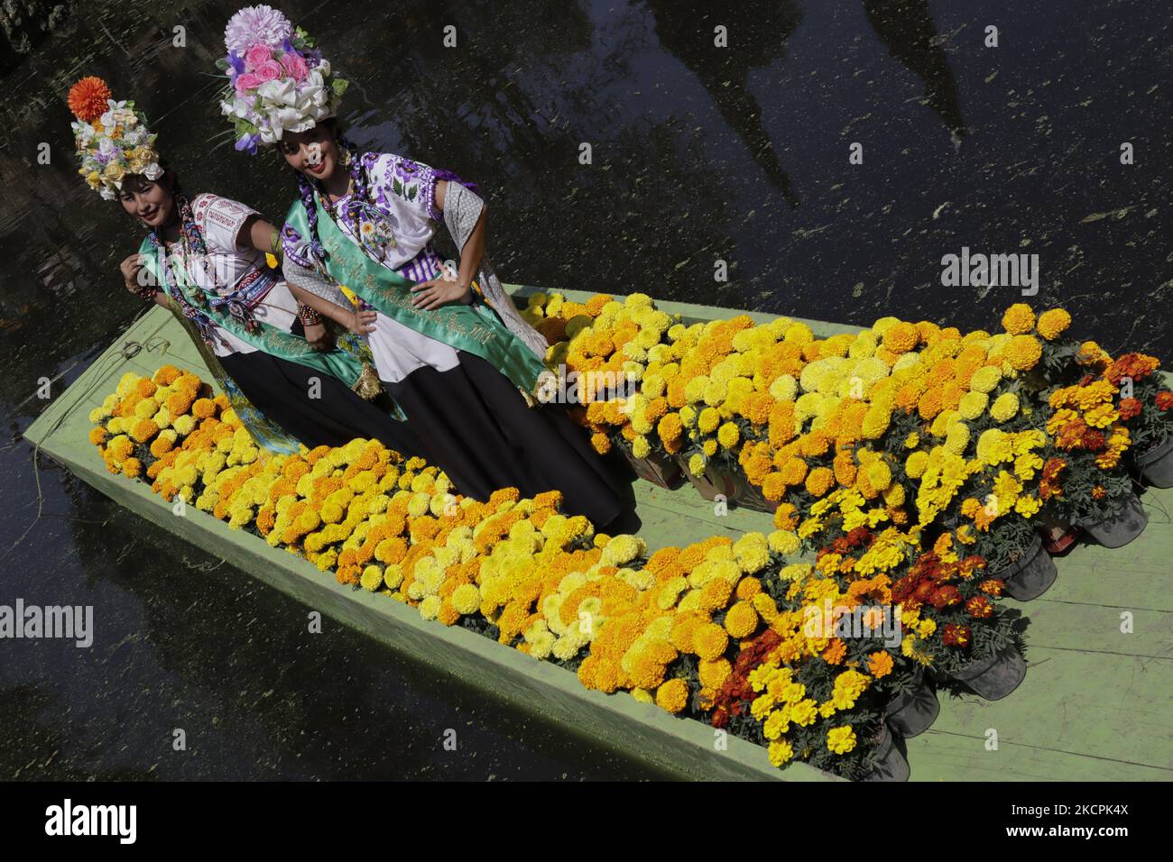 Vertreter der schönsten Blume des Ejido auf einem Boot auf dem Acuexcomatl Markt in San Luis Tlaxialtemalco, Mexiko-Stadt, Vor der Eröffnung des Verkaufs der Cempasúchitl Blume während der gesundheitlichen Notlage durch COVID-19 und der epidemiologischen Ampel in der Hauptstadt am Vorabend der Feierlichkeiten zum Tag der Toten in Mexiko am 1. Und 2. November. (Foto von Gerardo Vieyra/NurPhoto) Stockfoto