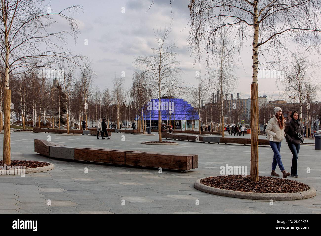 Moskau, Russland - 1. April 2022: Gebäude moderner Architektur im Zaryadye-Park in Moskau, Russland Stockfoto