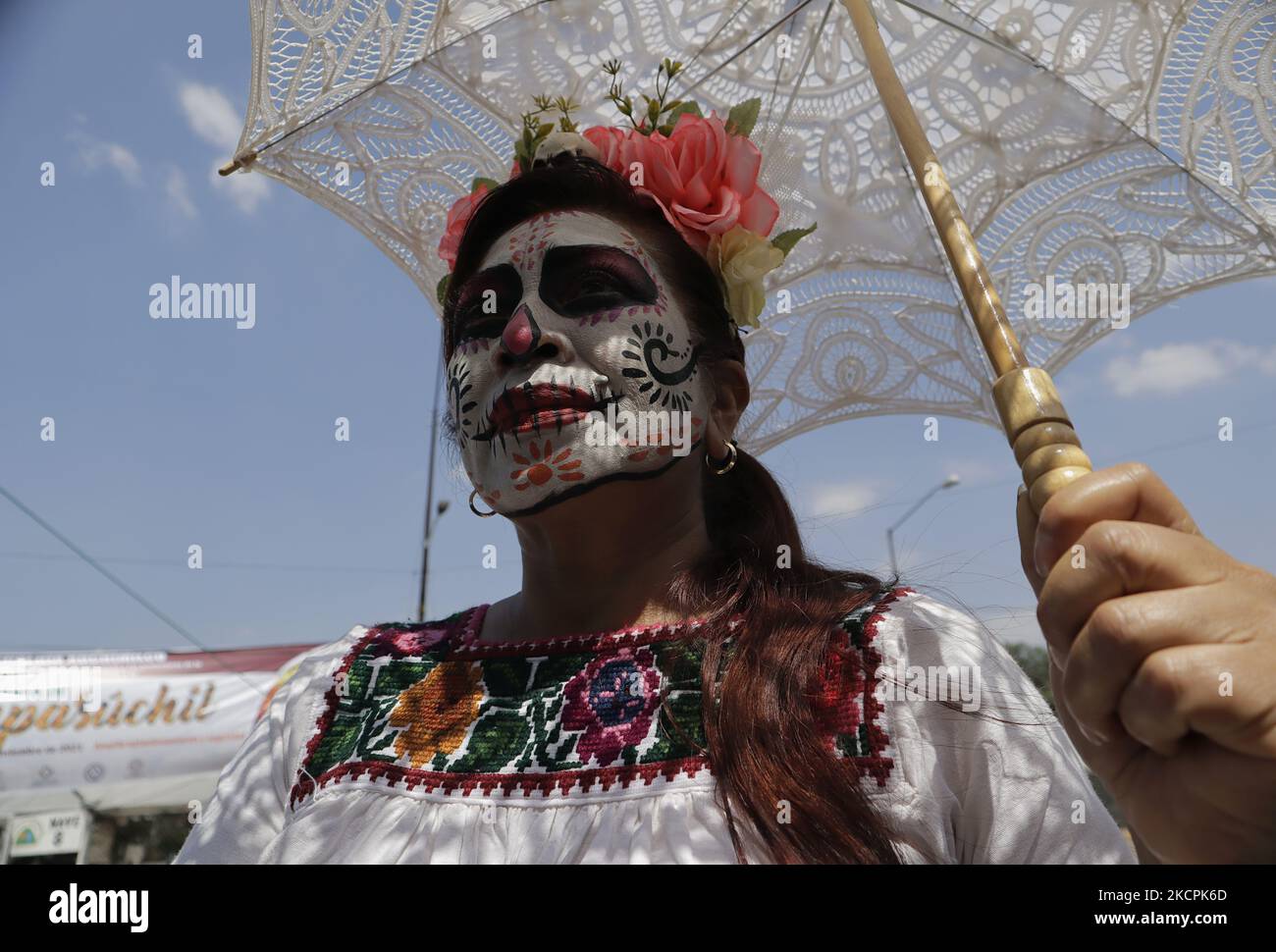 Eine Frau, die als catrina auf dem Acuexcomatl-Markt in San Luis Tlaxialtemalco, Xochimilco, Während der Eröffnung des Verkaufs von Flor de Cempasúchitl im Hinblick auf die gesundheitliche Notlage durch COVID-19 und die epidemiologische Ampel in der Hauptstadt am Vorabend der Feierlichkeiten zum Tag der Toten in Mexiko am 1. Und 2. November. (Foto von Gerardo Vieyra/NurPhoto) Stockfoto
