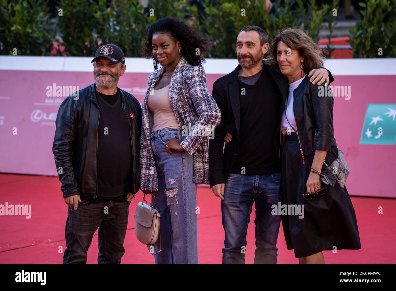 (L-R) Marco Manetti, Juliet Joseph, Antonio Manetti, aka Manetti Bros., und ein Gast besuchen den roten Teppich von Manetti Bros während des Rome Film Fest 16. 2021 am 15. Oktober 2021 in Rom, Italien. (Foto von Mauro Fagiani/NurPhoto) Stockfoto