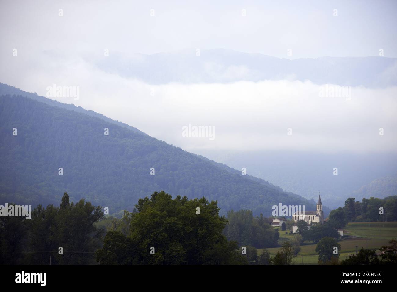 Die Kirche von Arbas. Der Wald in Arbas (Haute-Garonne) in den französischen Pyrenäen ist ein Mischwald: Einige Teile kehren langsam zu einem etwas ähnlich unberührten Wald zurück, andere Teile werden ausgebeutet. Ein Wald, der in einen Primärzustand zurückkehrt, ist voller toter Hölzer (von Zweigen bis zu entwurzelten Bäumen) mit natürlichen Lichtungen aufgrund von umgestürzten Bäumen. In diesen Lichtungen wachsen normalerweise Probenahmen. Teile des Arbas' Waldes tragen noch immer Spuren menschlicher Besiedlung im Laufe der Jahrhunderte, wie steinige Pfade, Terrassen, Spuren von Kollistoren usw. Toulouse. Arbas Frankreich. Oktober 15. 2021. (Foto von Alain Pitton/NurPhoto) Stockfoto