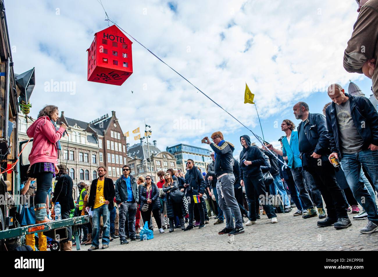 Die Menschen hören den Reden zu, bevor die ADEV-Parade begann. Jedes Jahr tanzen die ADEV-Demonstranten für kreative Freiräume in der Stadt. In diesem Jahr protestieren sie auch gegen die Wohnungskrise, um zu fordern, dass für alle ein angemessener und bezahlbarer Wohnraum garantiert wird. 16.. Oktober 2021. (Foto von Romy Arroyo Fernandez/NurPhoto) Stockfoto