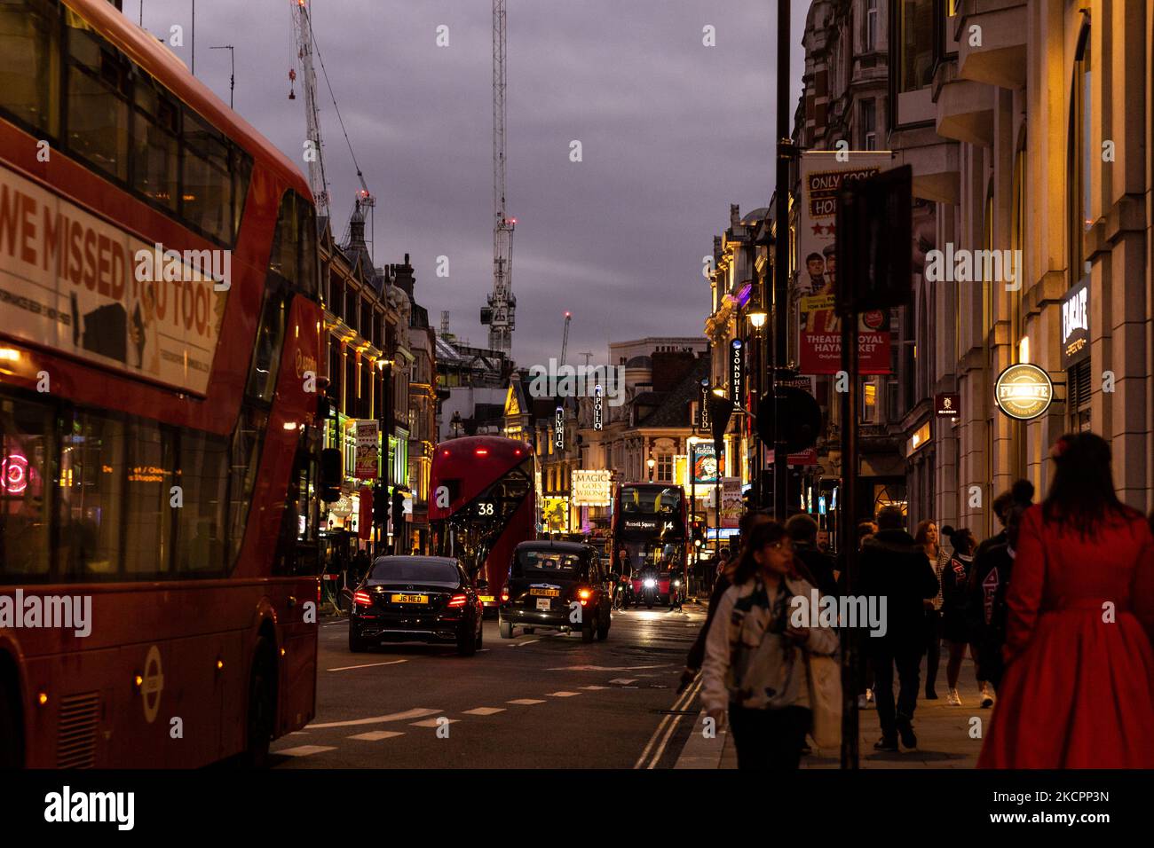 Touristen laufen auf der sehr belebten Shaftesbury Avenue im West End, da London am 15. Oktober 2021 wieder für Besucher geöffnet wurde. (Foto von Dominika Zarzycka/NurPhoto) Stockfoto