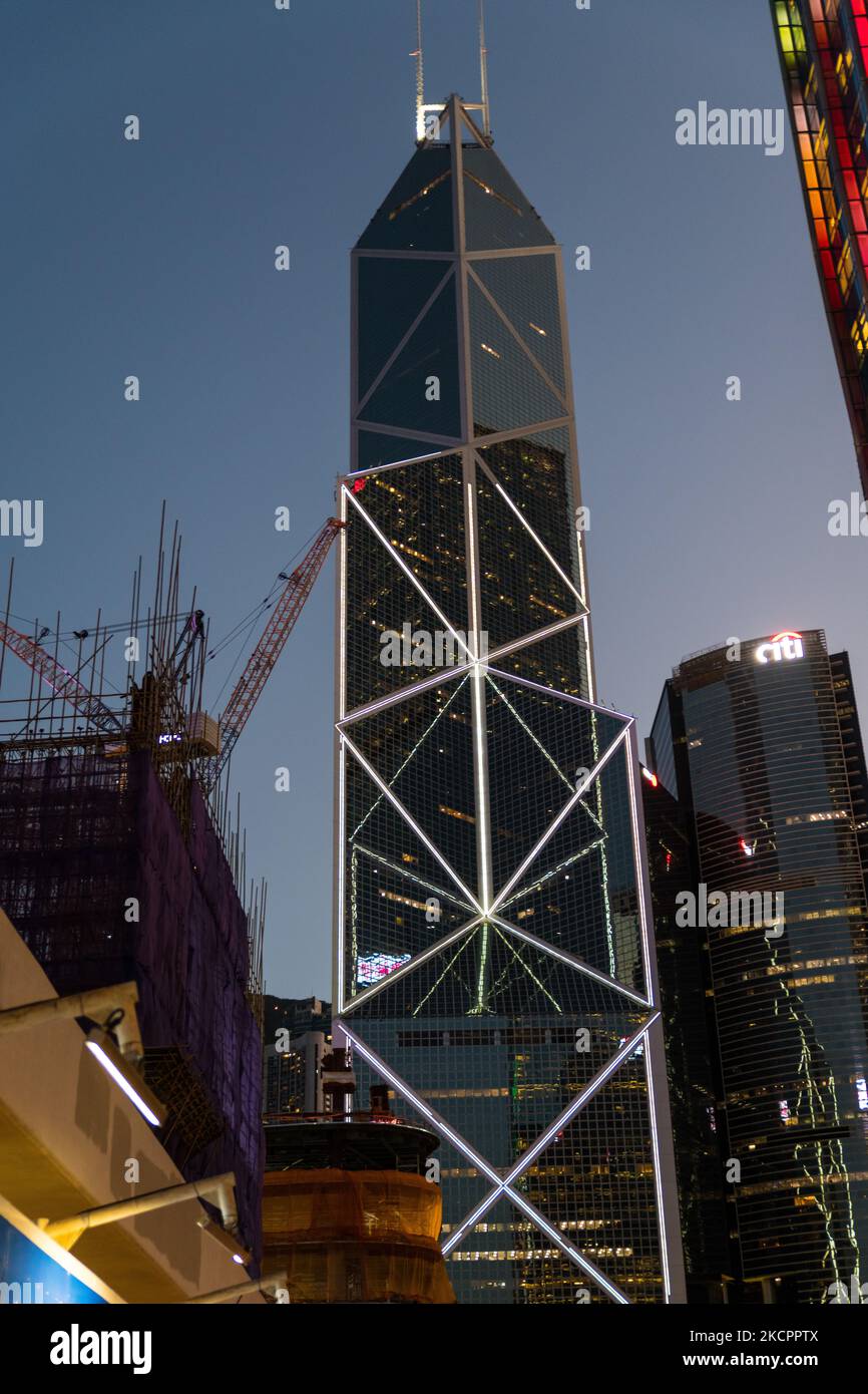 Der Turm der Bank of China erhebt sich, während Baustellen in Zentral-Hongkong neue Türme bauen. (Foto von Marc Fernandes/NurPhoto) Stockfoto