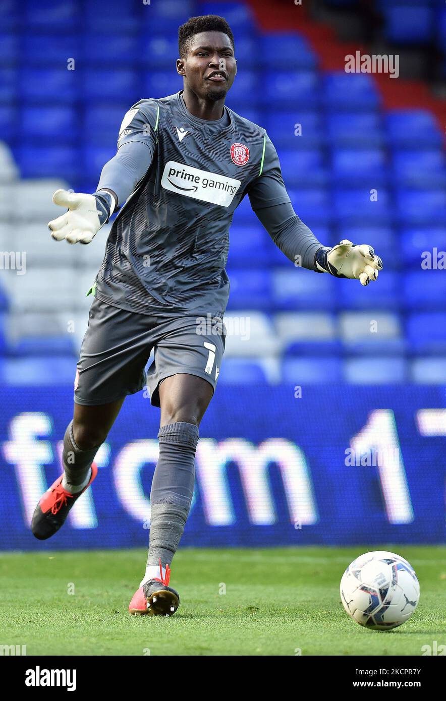 Joseph Anang vom Stevenage Football Club während des Spiels der Sky Bet League 2 zwischen Oldham Athletic und Stevenage im Boundary Park, Oldham, am Samstag, den 16.. Oktober 2021. (Foto von Eddie Garvey/MI News/NurPhoto) Stockfoto