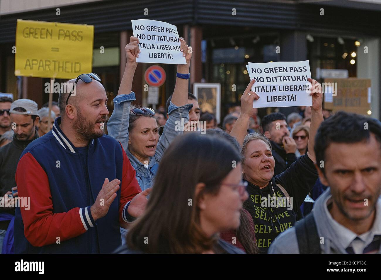 Demonstranten mit Plakaten gegen die Verpflichtung des GreenPass. No Vax und No Green Pass Demonstranten protestierten am 16. Oktober 2021 in Padua, Italien, inmitten der Coronavirus-Pandemie. Italien setzt an allen Arbeitsplätzen den „Green Pass“ verpflichtend ein. Letzte Woche verursachte eine Gruppe von Anti-Impfstoff-Demonstranten, darunter die rechtsextreme Partei Forza Nuova, Chaos in Rom. (Foto von Roberto Silvino/NurPhoto) Stockfoto