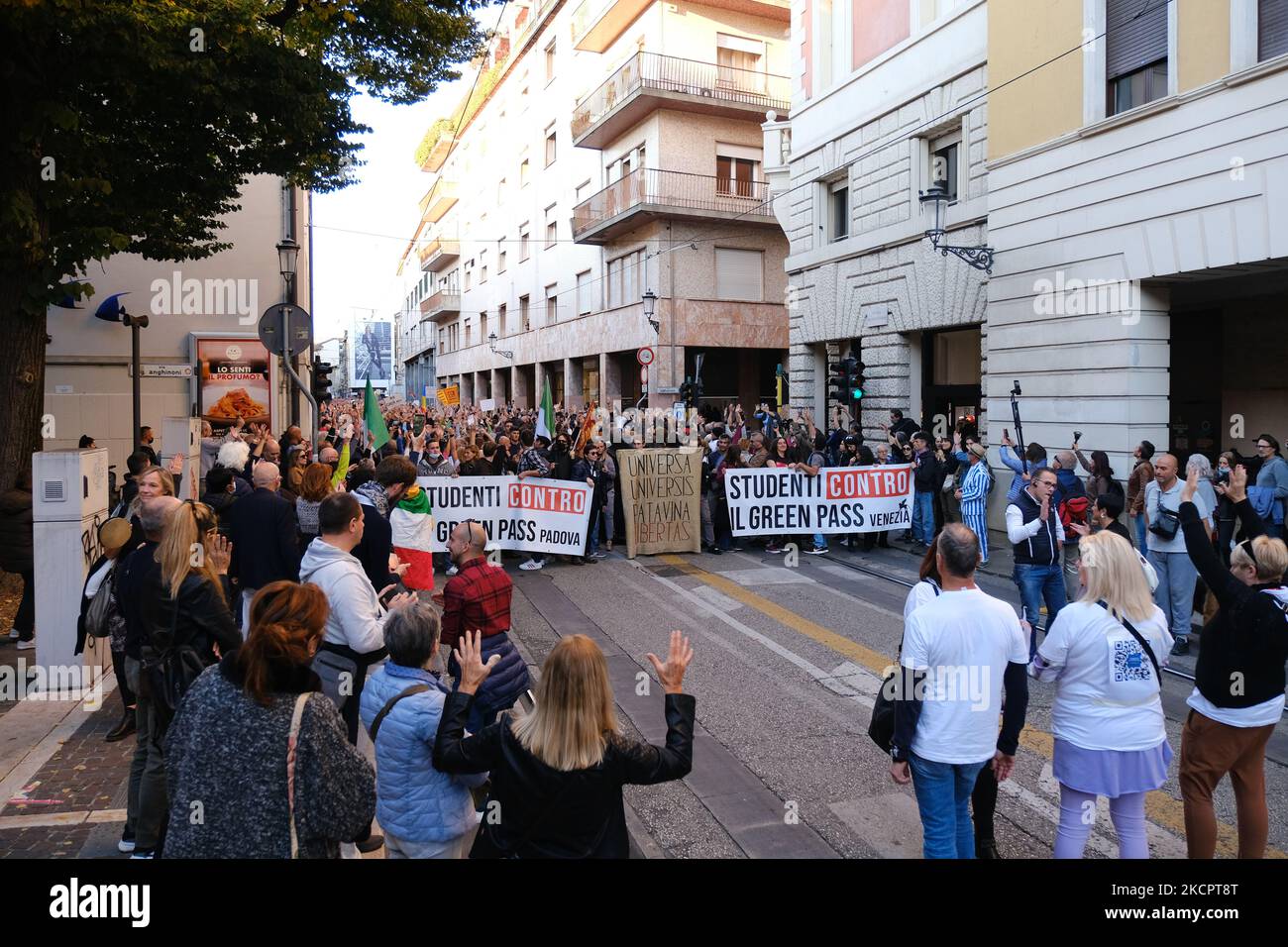 Ein Moment der Demonstration gegen den GreenPass in Padua im Sektor der Rivieras. No Vax und No Green Pass Demonstranten protestierten am 16. Oktober 2021 in Padua, Italien, inmitten der Coronavirus-Pandemie. Italien setzt an allen Arbeitsplätzen den „Green Pass“ verpflichtend ein. Letzte Woche verursachte eine Gruppe von Anti-Impfstoff-Demonstranten, darunter die rechtsextreme Partei Forza Nuova, Chaos in Rom. (Foto von Roberto Silvino/NurPhoto) Stockfoto