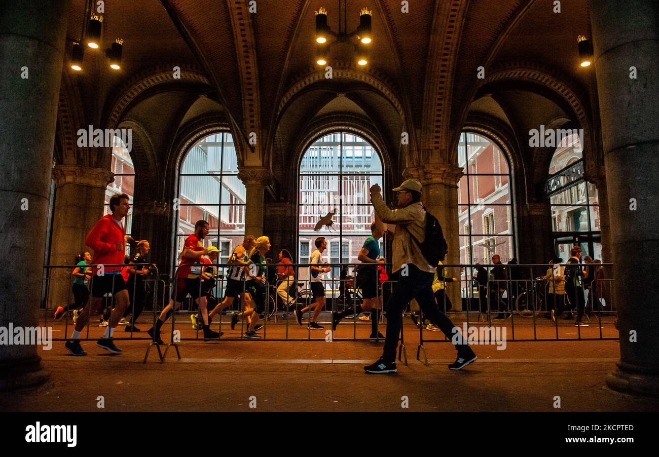 Läufer, die die Passage des Rijksmuseums überquerten, während des TCS Amsterdam Marathons, am 17.. Oktober 2021. (Foto von Romy Arroyo Fernandez/NurPhoto) Stockfoto