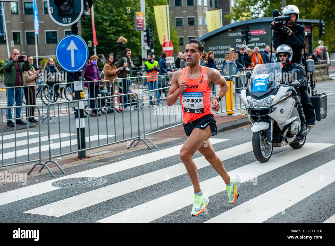 Der niederländische Olympiateilnehmer Khalid Choukoud lief während des TCS Amsterdam Marathons am 17.. Oktober 2021. (Foto von Romy Arroyo Fernandez/NurPhoto) Stockfoto