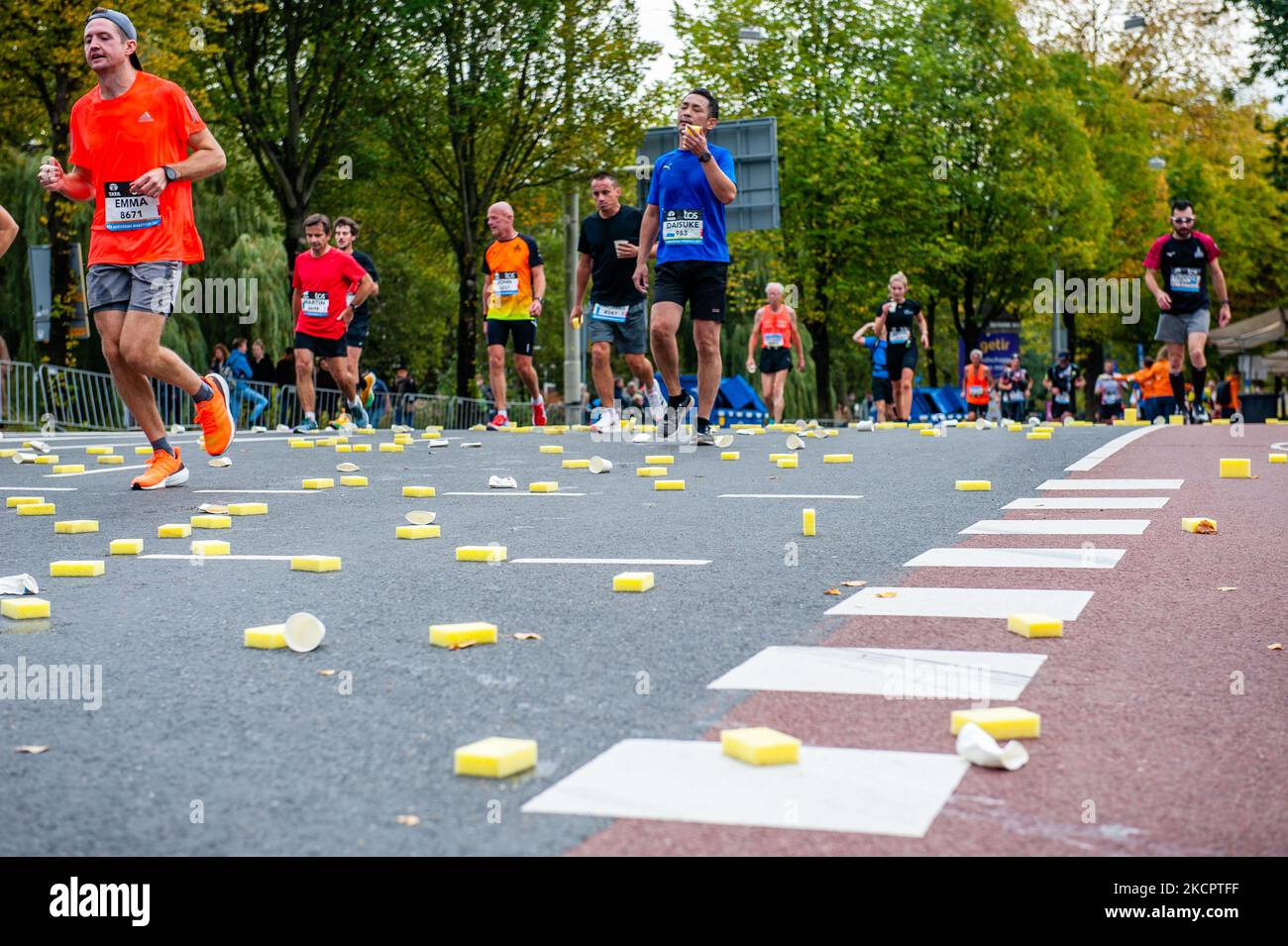 Viele Schwämme mit Wasser werfen den ganzen Boden über den Boden, nachdem die Läufer sie während der letzten Kilometer des TCS Amsterdam Marathons am 17.. Oktober 2021 benutzt haben. (Foto von Romy Arroyo Fernandez/NurPhoto) Stockfoto