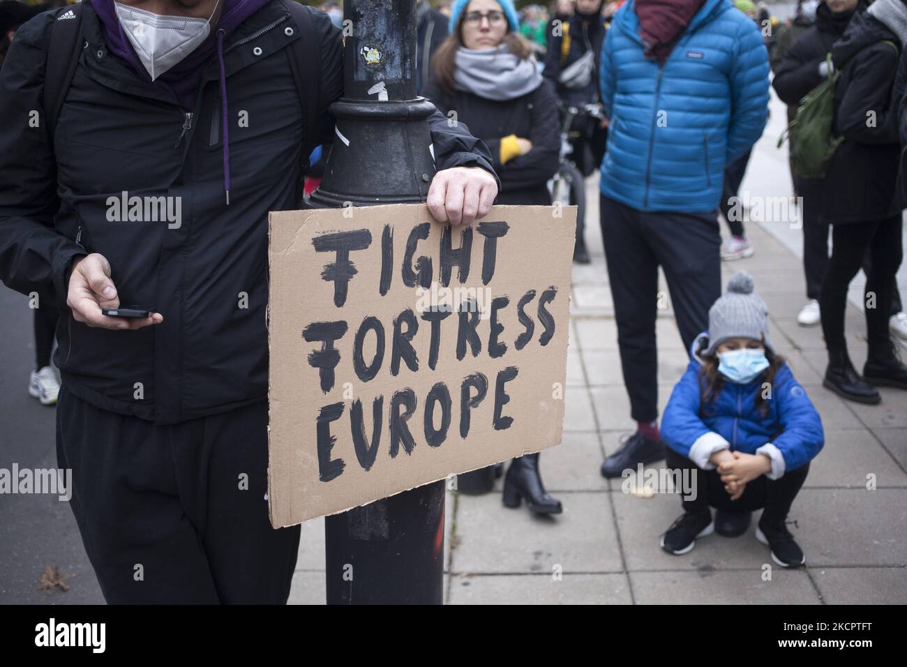 Fight Fortress europe Banner während der Solidaritätsdemonstration mit Flüchtlingen an der polnisch-weißrussischen Grenze in Warschau am 17. Oktober 2021. (Foto von Maciej Luczniewski/NurPhoto) Stockfoto