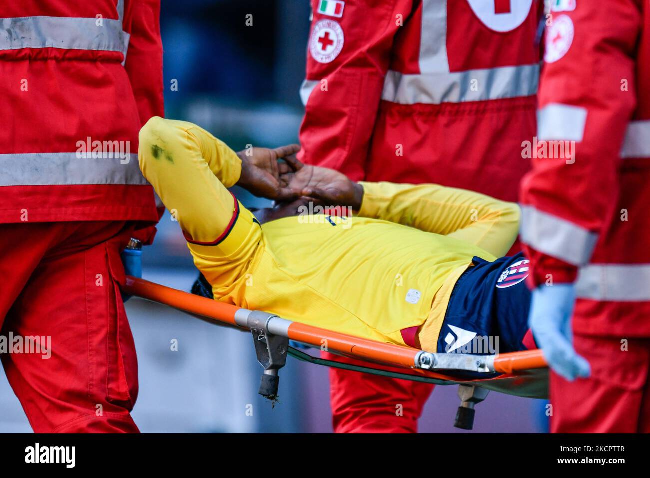 Arthur Theate (FC Bologna) verlässt wegen Verletzung beim Spiel Udinese Calcio gegen den FC Bologna am 17. Oktober 2021 im Stadion Friuli - Dacia Arena in Udine, Italien (Foto: Alessio Marini/LiveMedia/NurPhoto) Stockfoto