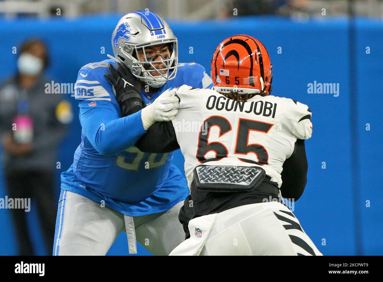 Detroit Lions Offensive Tackle Penei Sewell (58) verteidigt gegen Cincinnati Bengals Defensive Tackle Larry Ogunjobi (65) während der zweiten Hälfte eines NFL-Fußballspiels in Detroit, Michigan, USA, am Sonntag, 17. Oktober 2021. (Foto von Jorge Lemus/NurPhoto) Stockfoto