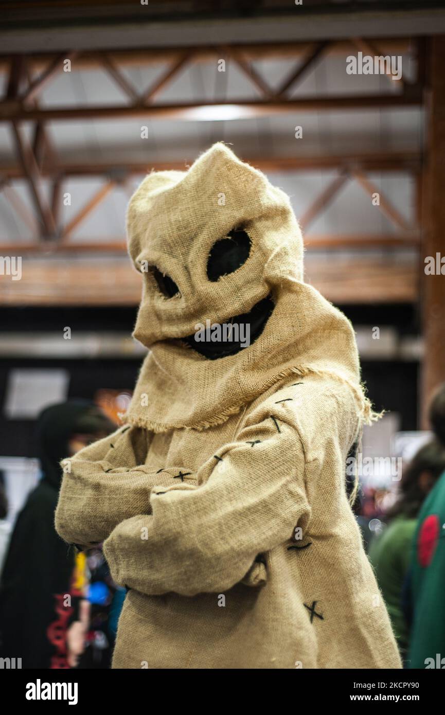 Ein Fan des Films „Nightmare before Christmas“ trägt und posiert für ein Foto mit einem Kostüm von Oogie Boogie am vierten Tag des SOFAS (Salon del Ocio y la Fantasia) 2021, einer Messe, die sich an das geek-Publikum in Kolumbien richtet und Cosplay, Gaming, Superhelden und Filmfans aus ganz Kolumbien, in Bogota, Kolumbien, am 17. Oktober 2021. (Foto von Sebastian Barros/NurPhoto) Stockfoto