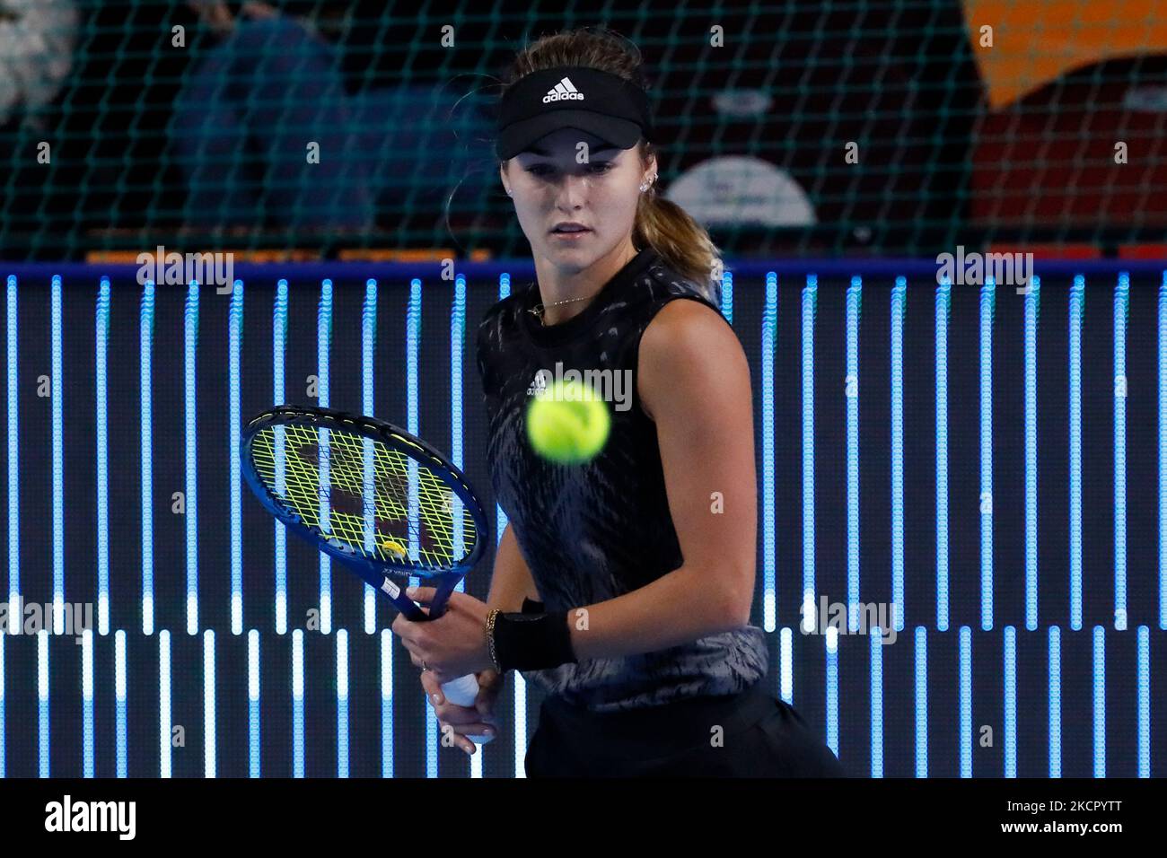 Anna Kainskaya von Russland während der Frauen-Einzel Runde des Tennismatches 32 des WTA 500 VTB Kremlin Cup 2021 International Tennis Tournament gegen Dayana Yastremska von der Ukraine im Irina Viner-Usmanova Turnpalast am 18. Oktober 2021 in Moskau, Russland. (Foto von Mike Kireev/NurPhoto) Stockfoto