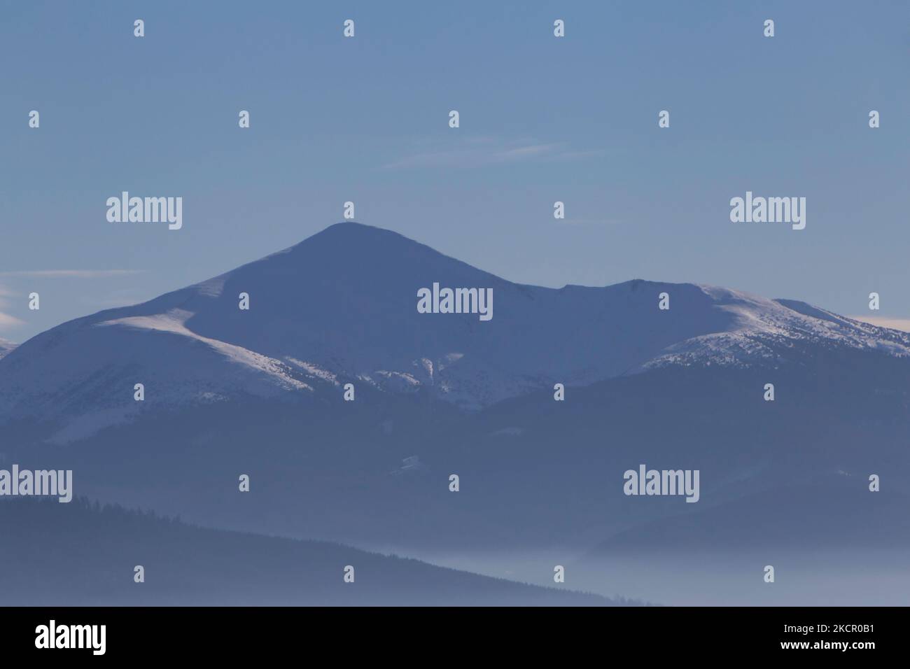 Blick auf den Berg Hoverla in den Karpaten in der Ukraine im Winter Stockfoto