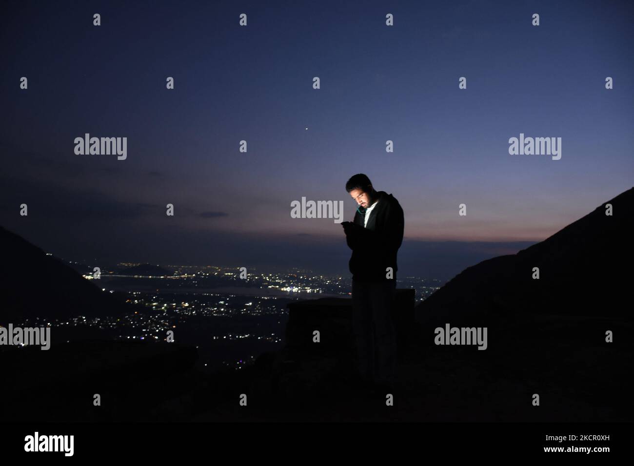 Ein Kashmiri-Mann steht auf den Hügeln der Zabarwan-Bergkette mit Blick auf die Stadt Srinagar, die am 18. Oktober 2021 von Indien aus Kaschmir verwaltet wurde. (Foto von Muzamil Mattoo/NurPhoto) Stockfoto