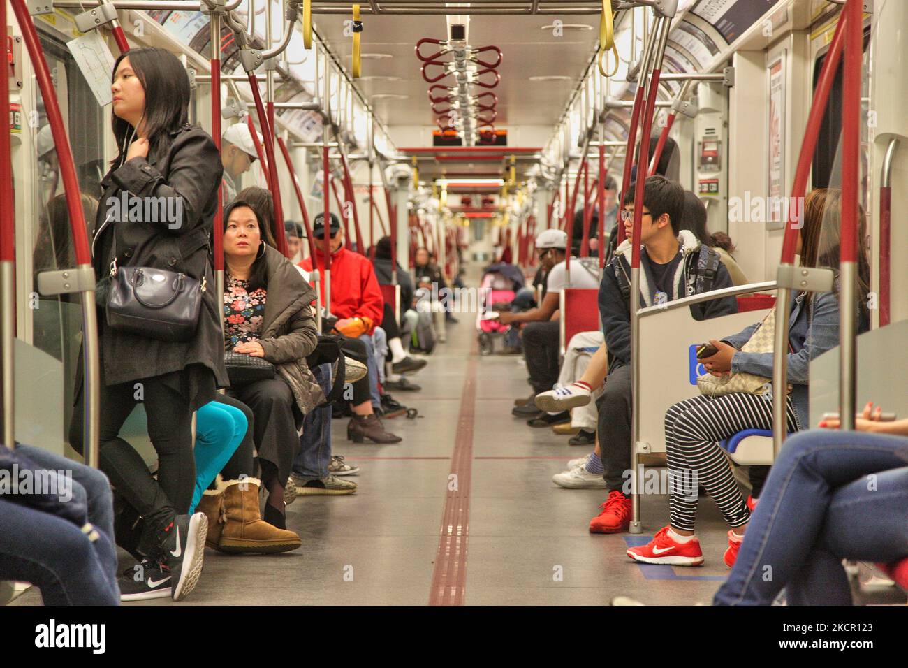 Pendler, die in einem U-Bahn-Auto fahren in Toronto, Ontario, Kanada, 23. April 2016. (Foto von Creative Touch Imaging Ltd./NurPhoto) Stockfoto