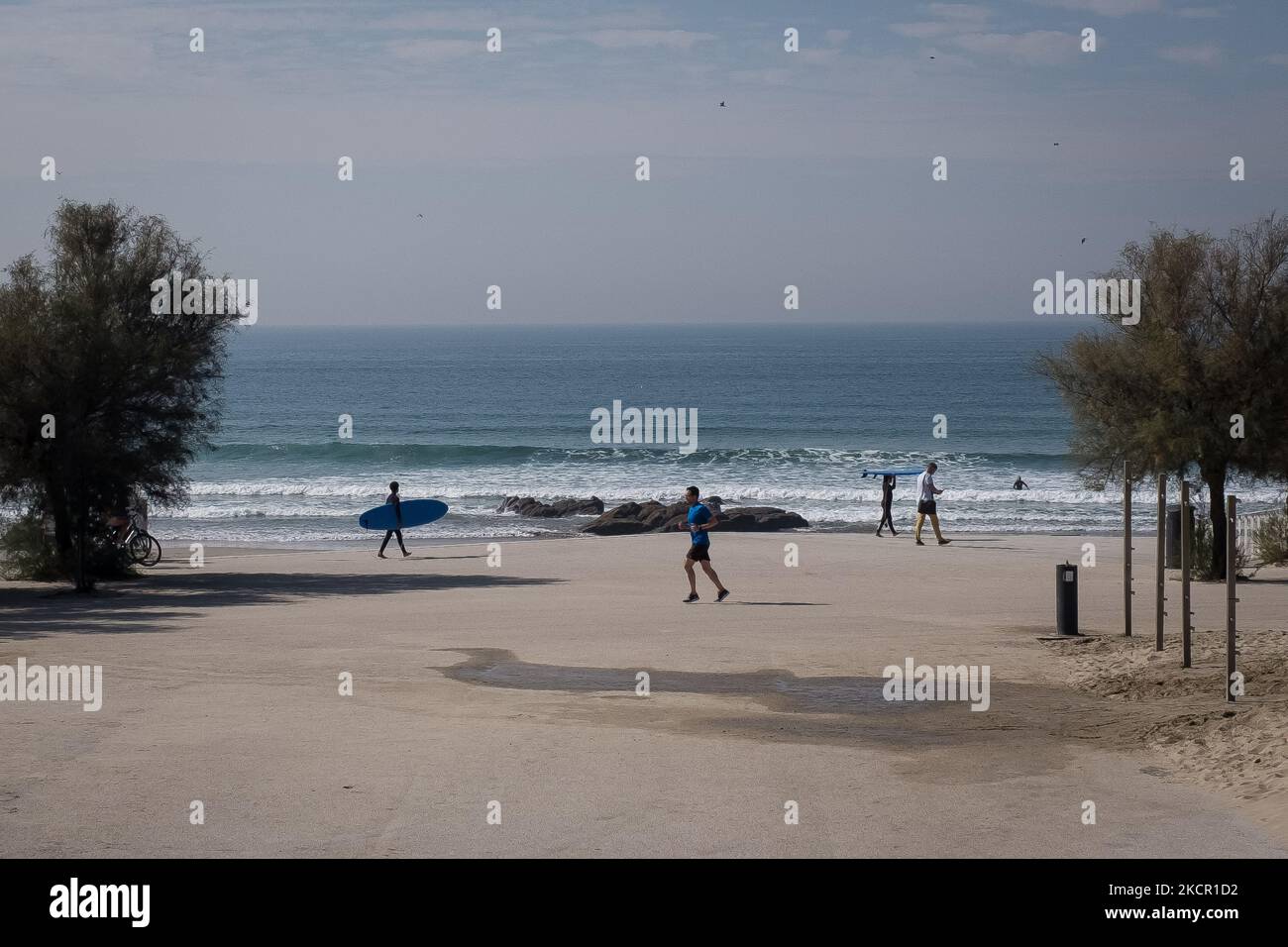 Die Menschen genießen das heiße Wetter am Strand von Matosinhos am 18. Oktober 2021, einer Stadt und einer Gemeinde im nördlichen Bezirk Porto in Portugal. (Foto von Nikolas Kokovlis/NurPhoto) Stockfoto