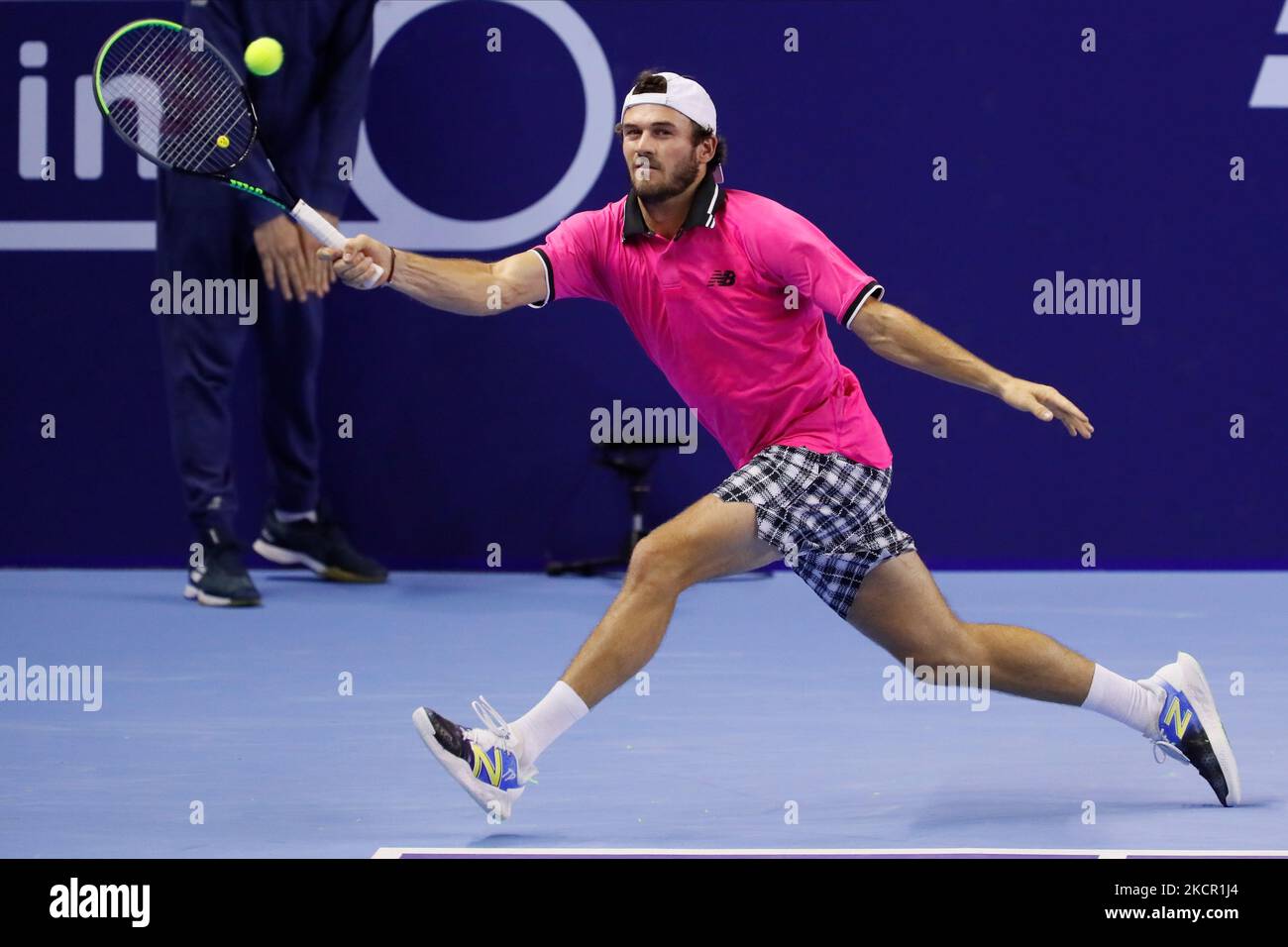 Tommy Paul aus den Vereinigten Staaten gibt den Ball an Mikael Ymer aus Schweden zurück, während der Männer-Einzel-Runde des Tennismatches 32 des ATP 250 VTB Kremlin Cup 2021 International Tennis Tournament im Luzhniki Palace of Sports am 19. Oktober 2021 in Moskau, Russland. (Foto von Mike Kireev/NurPhoto) Stockfoto