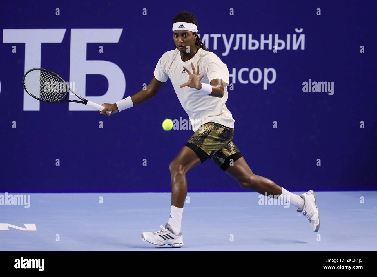 Mikael Ymer aus Schweden in Aktion während des Männer-Einzel-Tennisturniers der Runde 32 des ATP 250 VTB Kremlin Cup 2021 International Tennis Tournament gegen Tommy Paul aus den Vereinigten Staaten am 19. Oktober 2021 im Luzhniki Palace of Sports in Moskau, Russland. (Foto von Mike Kireev/NurPhoto) Stockfoto