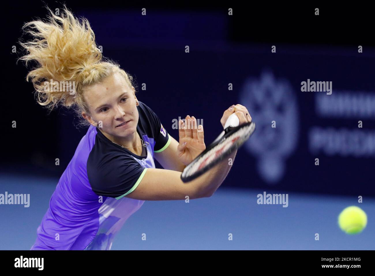 Katerina Siniakova aus Tschechien gibt den Ball an Anet Kontaveit aus Estland während der Frauen-Einzel-Runde des Tennismatches 32 des WTA 500 VTB Kremlin Cup 2021 International Tennis Tournament im Luzhniki Palace of Sports am 19. Oktober 2021 in Moskau, Russland, zurück. (Foto von Mike Kireev/NurPhoto) Stockfoto