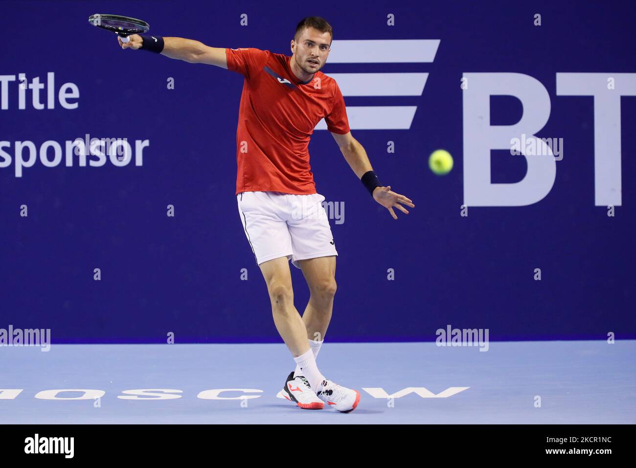 Pedro Martinez aus Spanien gibt den Ball an Guido Pella aus Argentinien während der Männer-Einzel-Runde des Tennismatches 32 des ATP 250 VTB Kremlin Cup 2021 International Tennis Tournament im Luzhniki Palace of Sports am 19. Oktober 2021 in Moskau, Russland, zurück. (Foto von Mike Kireev/NurPhoto) Stockfoto